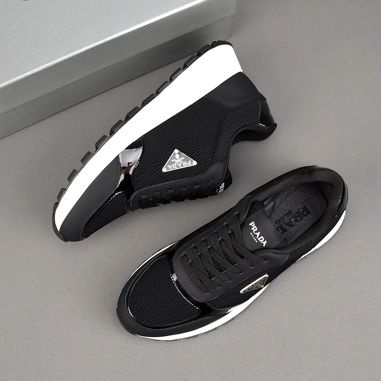 PP460👟👟👟Prada/Prada Prax men's series casual sports shoes Prax sports shoes combine style and comfort, with a unique sports design defined by exquisite materials and details. Fashionable, casual and versatile, it is decorated with an enameled triangle logo on the outside, a Prada Milano printed logo on the tongue, and a 2.5cm lightweight two-tone rubber sole for a comfortable wearing experience! Size: 38-39-40-41-42-43-44 standard leather shoe size